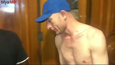 Marido chamou o amigo para assistir o jogo e acabaram fazendo sexo com a esposa dele